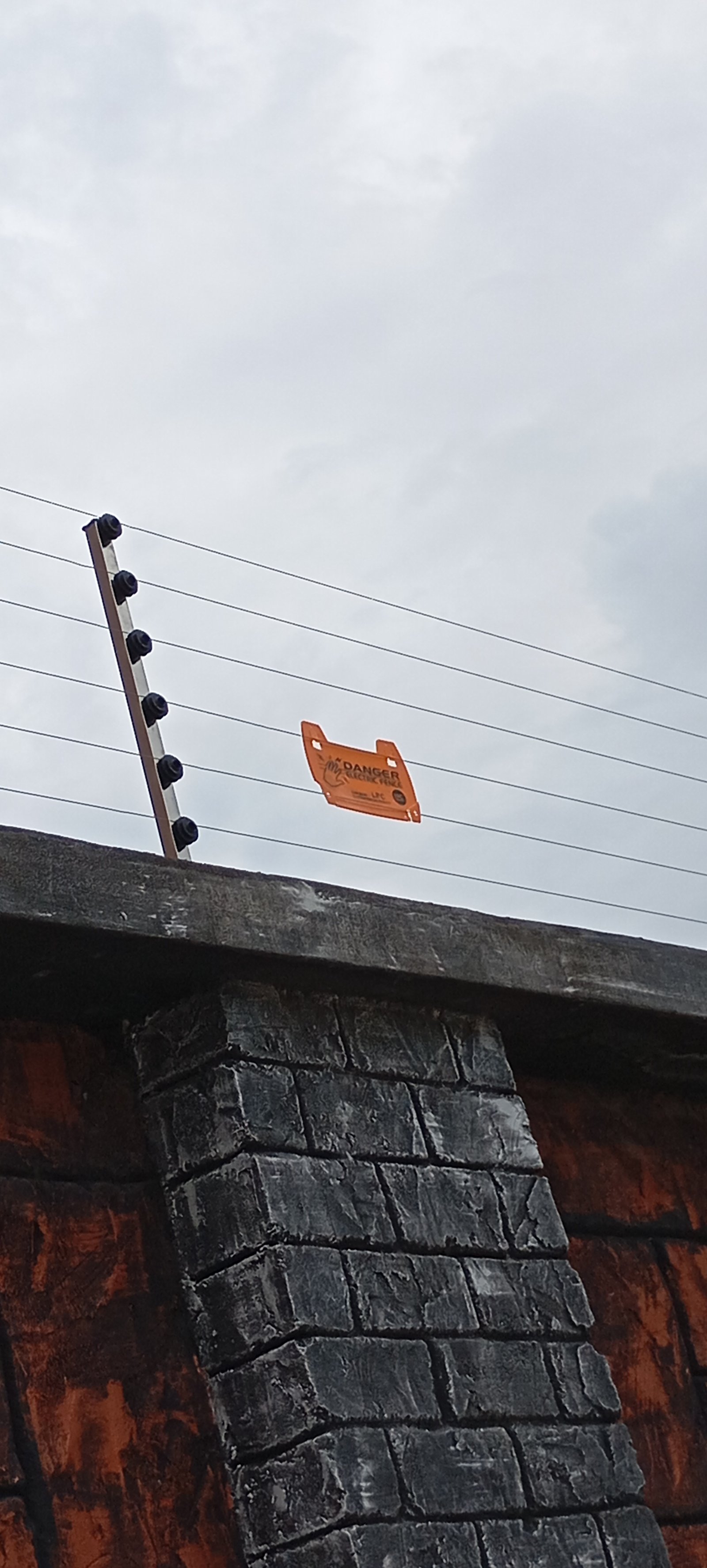 Electric fencing installation
